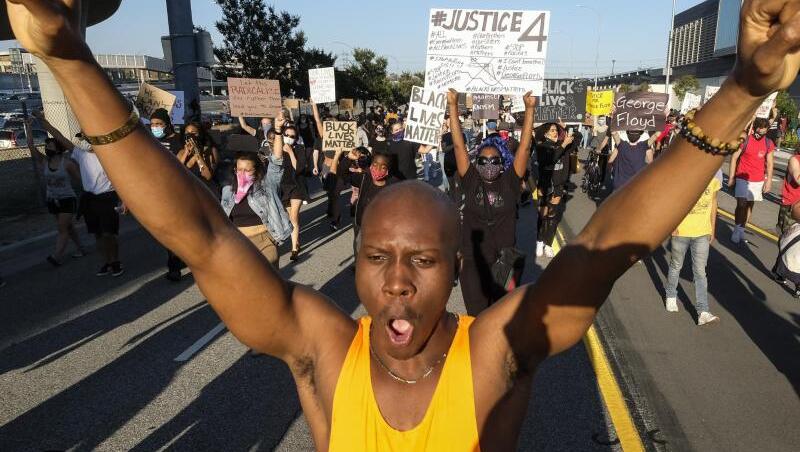 Demonstranten fordern Gerechtigkeit für den Tod des Afroamerikaners ein. Demonstranten fordern Gerechtigkeit für den Tod des Afroamerikaners ein.