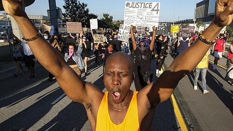 Demonstranten fordern Gerechtigkeit für den Tod des Afroamerikaners ein.