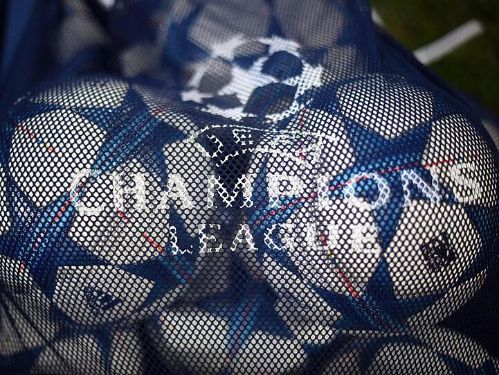 Offizielle Spielbälle der UEFA Championsleague. Foto: Jonas Güttler/dpa