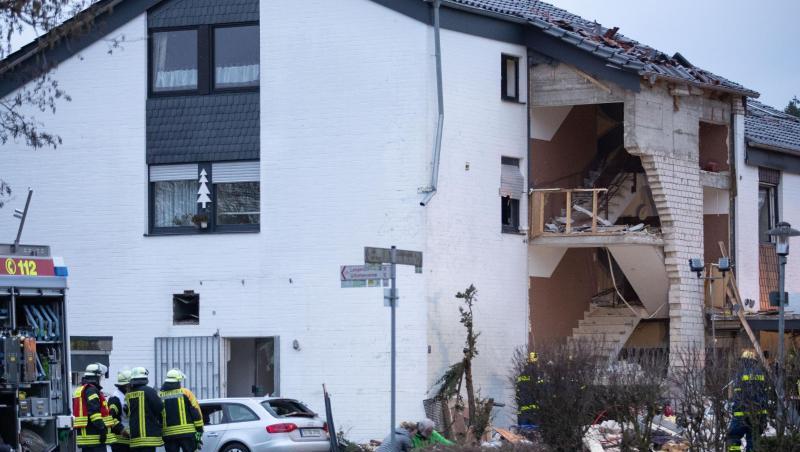 Die Gasexplosion hatte die Fassade des Hauses eingerissen. Die Gasexplosion hatte die Fassade des Hauses eingerissen.