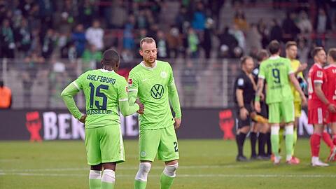 Für Jerome Roussillon (l-r) und Wolfsburgs neuen Rekordmann Maximilian Arnold gab es bei Union nichts zu holen.