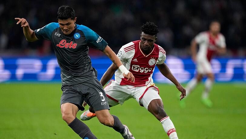 Mohammed Kudus (r) von Ajax Amsterdam gegen Min-Jae Kim vom SSC Neapel.