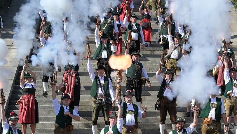 Am Fuße der Bavaria markieren die Böllerschützen mit lautem Knallen pünktlich um 12 Uhr den letzten Wiesntag.