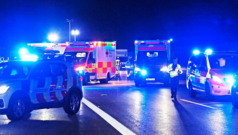 Auf der Autobahn 99 in Richtung Nürnberg fanden die Einsatzkräfte zwischen der Anschlussstelle Aschheim und dem Kreuz München-Nord über 250 Meter ein Trümmerfeld vor. Auf der Autobahn 99 in Richtung Nürnberg fanden die Einsatzkräfte zwischen der Anschlussstelle Aschheim und dem Kreuz München-Nord über 250 Meter ein Trümmerfeld vor.