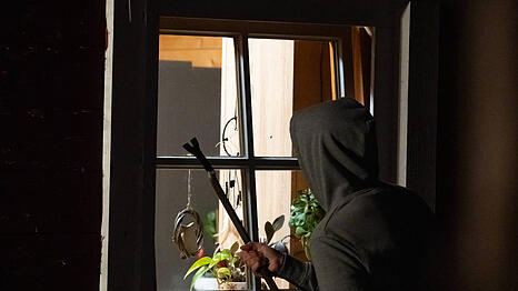 So in etwa k&ouml;nnte das ausgesehen haben, als die Laimerin am Fenster ihres Kindes einen mutma&szlig;lichen Einbrecher entdeckte, der gerade die Scheibe eingeschlagen hatte.