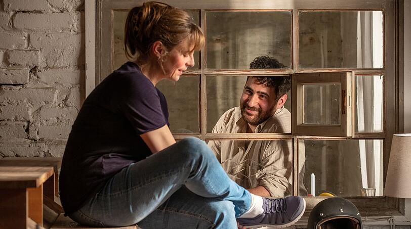 Ugur versucht, die ungl&uuml;ckliche Amelie wieder aufzumuntern. Mit seiner verst&auml;ndnisvollen Art bringt er sie wieder zum L&auml;cheln.