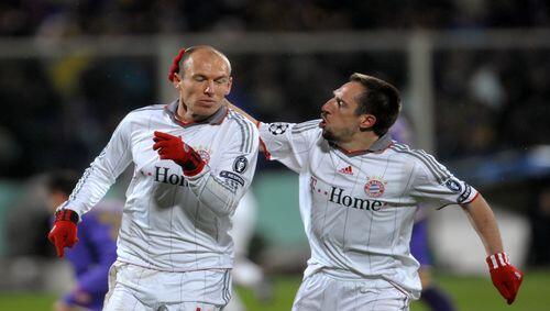 Franck Ribéry beglückwünscht Robben zu dessen Tor. Franck Ribéry beglückwünscht Robben zu dessen Tor.