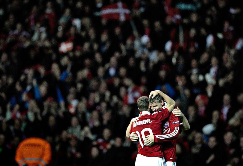 We are red, we are white, we are danish dynamite: Die Dänen schickten Portugalam letzten Spieltag mit einem Erfolg im finalen Showdown um den Gruppensieg in die Playoffs. Niklas Bendtner war einer der Erfolgsgaranten für den Europameister von 1992.