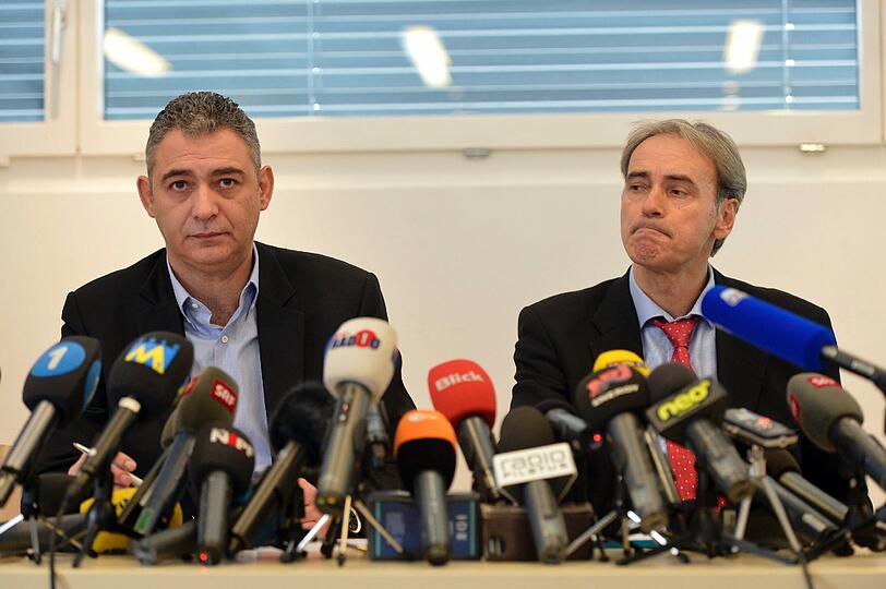 Zwei Manager der betroffenen Holzfabrik zeigen sich betroffen auf einer Pressekonferenz in Menznau