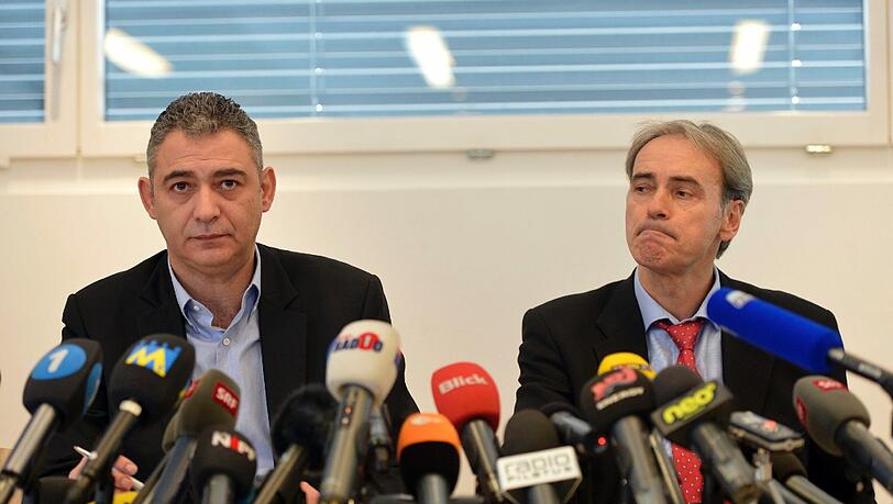 Zwei Manager der betroffenen Holzfabrik zeigen sich betroffen auf einer Pressekonferenz in Menznau Zwei Manager der betroffenen Holzfabrik zeigen sich betroffen auf einer Pressekonferenz in Menznau