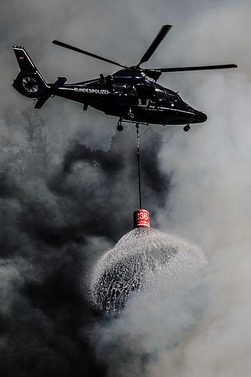 "Auf Grund der Einsatzlage wurde durch das Landratsamt Berchtesgadener Land der Katastrophenfall ausgerufen", meldete die Polizei am frühen Sonntagnachmittag. Hier sehen Sie die Bilder vom Kampf gegen die Flammen bei Bad Reichenhall.