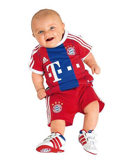 Rot-Blaue Streifen, "Mia san Mia" im Nacken: Das neue Heimtrikot des FC Bayern. Die Bilder...
