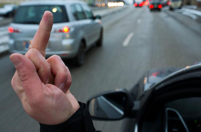 Eine unschöne, aber geläufige Szene im Straßenverkerhr: der Stinkefinger.