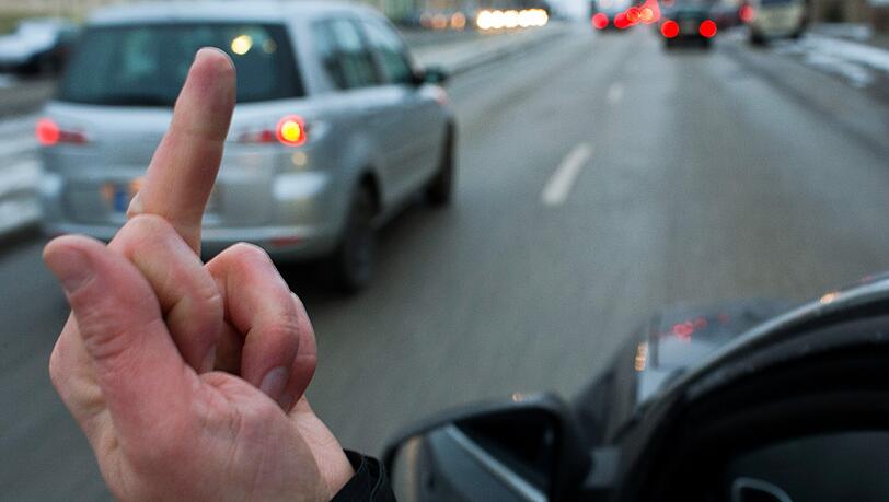Eine unschöne, aber geläufige Szene im Straßenverkerhr: der Stinkefinger. Eine unschöne, aber geläufige Szene im Straßenverkerhr: der Stinkefinger.