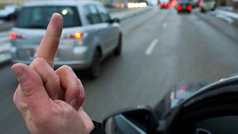 Eine unschöne, aber geläufige Szene im Straßenverkerhr: der Stinkefinger.