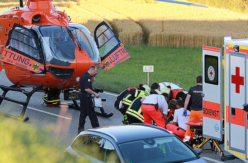 Das Motorrad ist nur noch ein Wrack. Der 40-jährige Fahrer musste mit dem Rettungshubschrauber ins Klinikum Traunstein geflogen werden. Die Bilder vom Unfall aus Rabenden.