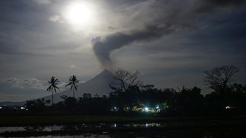 Supermond über dem Mayon (Philippinen)