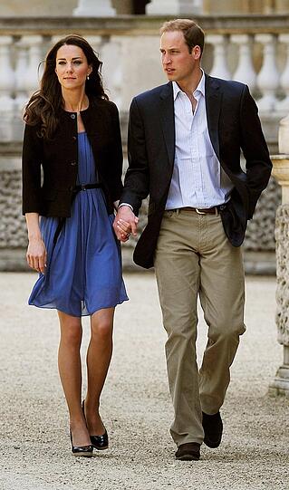 Ein Tag nach ihrer Hochzeit - Herzogin Kate und Prinz William spazieren Hand in Hand über das Gelände des Buckingham-Palast in London.