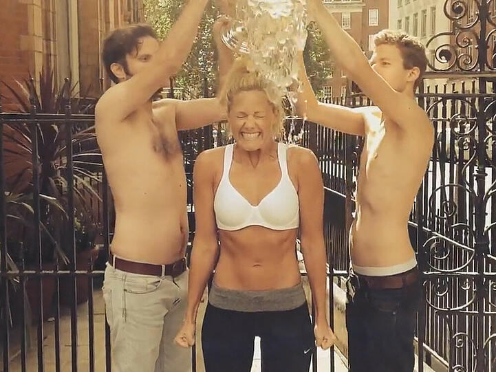 Eiswasser trifft Waschbrettbauch: Auch Schlagerstar Helene Fischer nahm an der Ice Bucket Challenge teil