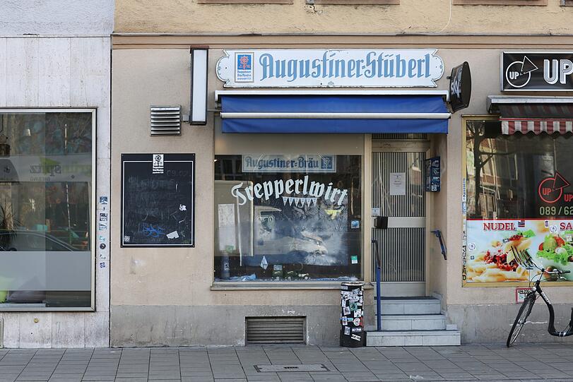 Noch eine urige Boazn in Stadionnähe: der Trepperlwirt mit Sechzig-Wimpeln im Schaufenster.