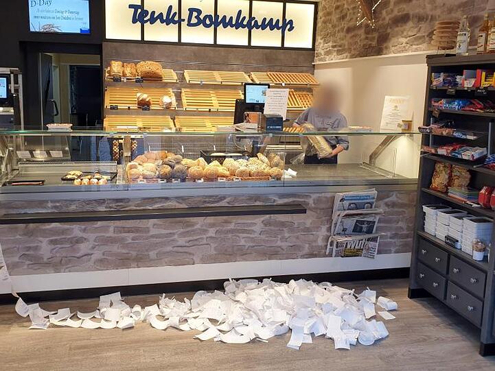 Die gesammelten Kassenzettel von zwei Tagen liegen in einer Bäckerei auf dem Boden. Ab 2020 sind Geschäfte dazu verpflichtet, ihren Kunden Kassenbons auszudrucken.