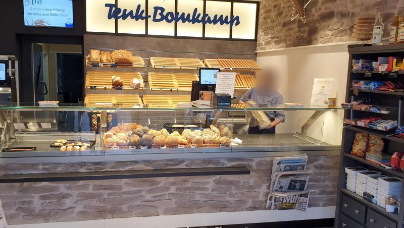 Die gesammelten Kassenzettel von zwei Tagen liegen in einer Bäckerei auf dem Boden. Ab 2020 sind Geschäfte dazu verpflichtet, ihren Kunden Kassenbons auszudrucken. Die gesammelten Kassenzettel von zwei Tagen liegen in einer Bäckerei auf dem Boden. Ab 2020 sind Geschäfte dazu verpflichtet, ihren Kunden Kassenbons auszudrucken.