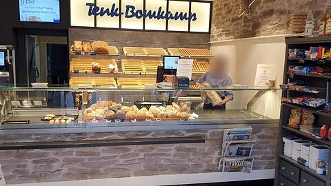 Die gesammelten Kassenzettel von zwei Tagen liegen in einer Bäckerei auf dem Boden. Ab 2020 sind Geschäfte dazu verpflichtet, ihren Kunden Kassenbons auszudrucken.