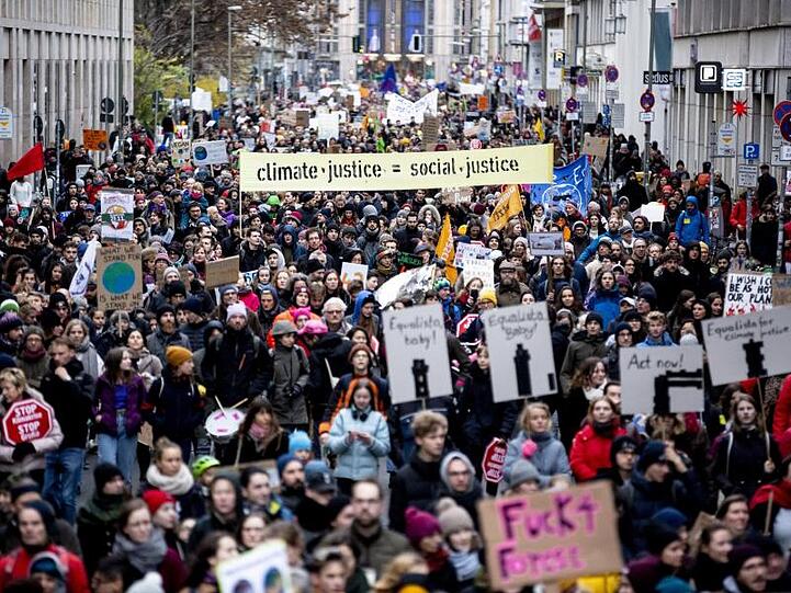 Der Demonstrationszug von Fridays For Future zum Aktionstag für mehr Klimaschutz zieht über die Reinhardtstraße in Berlin.