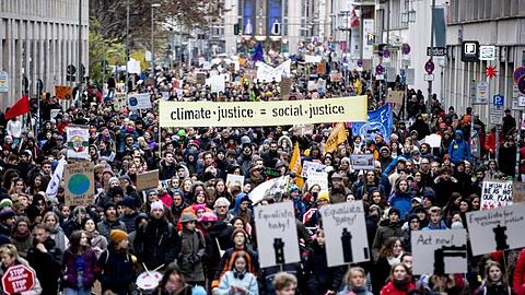 Der Demonstrationszug von Fridays For Future zum Aktionstag für mehr Klimaschutz zieht über die Reinhardtstraße in Berlin.