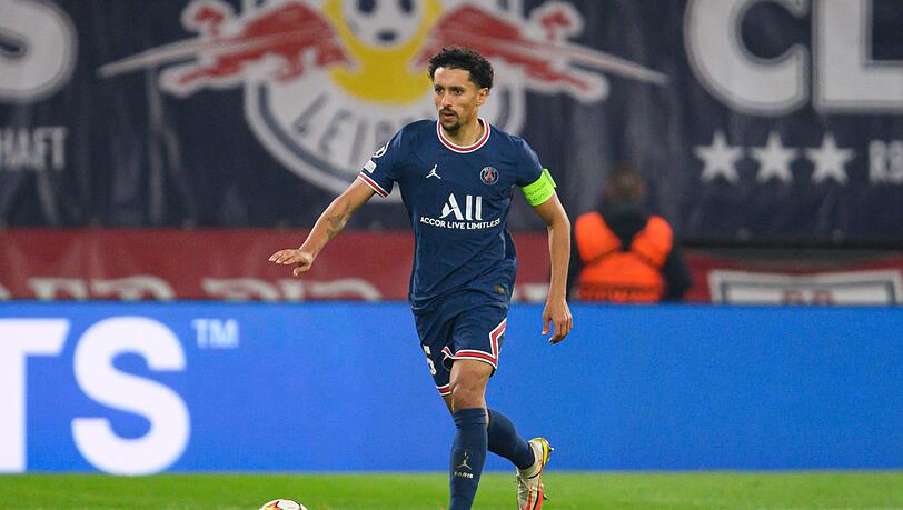 Marquinhos von Paris spielt den Ball.