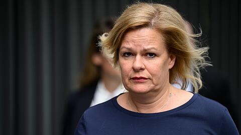 Bundesinnenministerin Nancy Faeser (SPD) will, dass Familien mit kleinen Kindern nicht in das vorgesehene Grenzverfahren kommen.