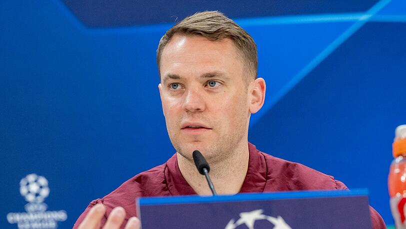 Kapitän Manuel Neuer nimmt an der Abschluss-Pressekonferenz des FC Bayern München im Bernabeu-Stadion teil.