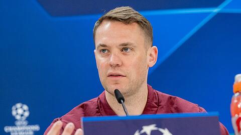 Kapitän Manuel Neuer nimmt an der Abschluss-Pressekonferenz des FC Bayern München im Bernabeu-Stadion teil.