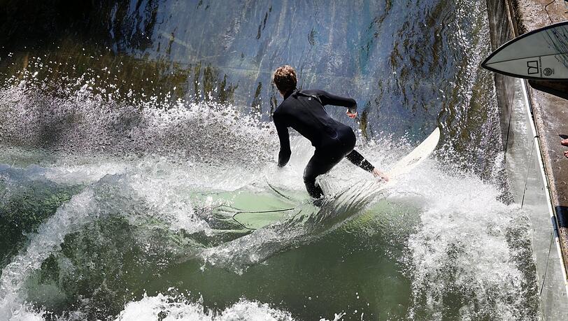 Das Surfen auf einer Flusswelle nennt sich "Riversurfing". Ein Surferverein versucht, noch weitere Wellen dieser Art in München zu schaffen.