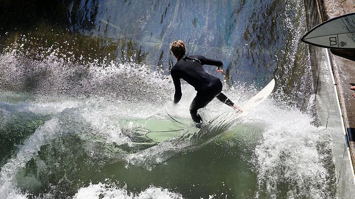 Das Surfen auf einer Flusswelle nennt sich "Riversurfing". Ein Surferverein versucht, noch weitere Wellen dieser Art in München zu schaffen.