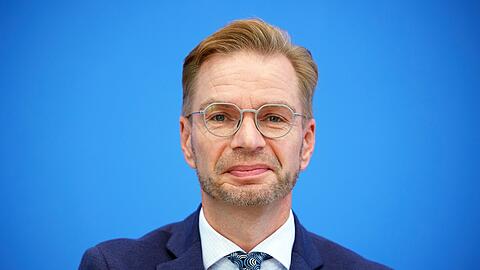 Holznagel forderte, die Zahl neuer Verbeamtungen auf ein Minimum und ausschließlich auf die hoheitlichen Kernbereiche zu beschränken – bei der Polizei, in der Finanzverwaltung und in der Justiz. (Archivbild)