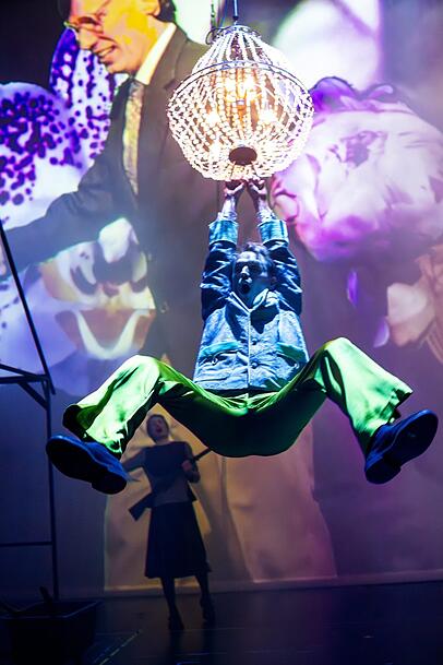 Mutter Susanne (Liv Stapelfeldt) ist hier klar als Susanne Klatten gemeint.