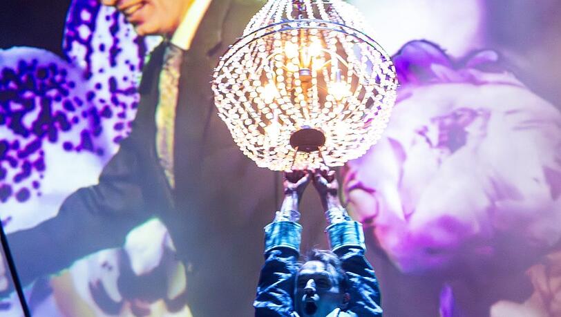 Mutter Susanne (Liv Stapelfeldt) ist hier klar als Susanne Klatten gemeint.