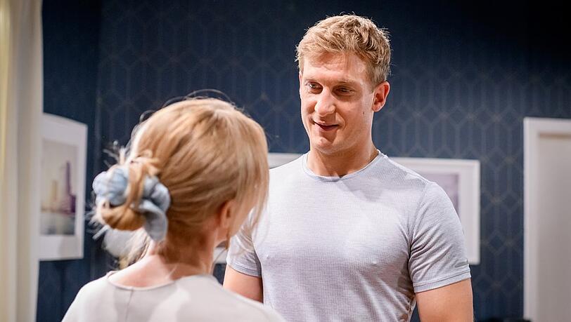 "Sturm der Liebe": Katja (l.) erfährt nebenbei von Vincent (r.), dass das Gestütspersonal gerade nicht voll ausgelastet ist. "Sturm der Liebe": Katja (l.) erfährt nebenbei von Vincent (r.), dass das Gestütspersonal gerade nicht voll ausgelastet ist.