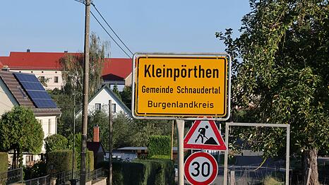 In Kleinp&ouml;rthen im S&uuml;den Sachsen-Anhalts sind ein 38-j&auml;hriger Vater und sein f&uuml;nfj&auml;hriger Sohn bei einem Hausbrand ums Leben gekommen.