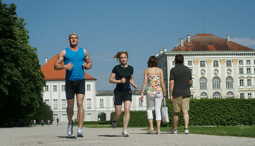 JOGGEN IM SCHLOSSPARK: Einen Satz, den jeder sportliche Stadtbewohner zumindest einmal im Sommer sagen muss: "Wir treffen uns gleich im Biergarten, ich geh aber erst noch eine Runde im Schlosspark laufen. Ciao!"