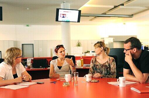 Katja Kipping (2. v. l.) und Nicole Gohlke im Gespräch mit AZ-Redakteurin Annette Zoch (l.) und Vize-Chefredakteur Georg Thanscheidt.