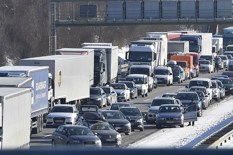 Wie durch ein Wunder konnte der Lkw-Fahrer mit nur mittelschweren Verletzungen aus dem Warck geborgen werden.