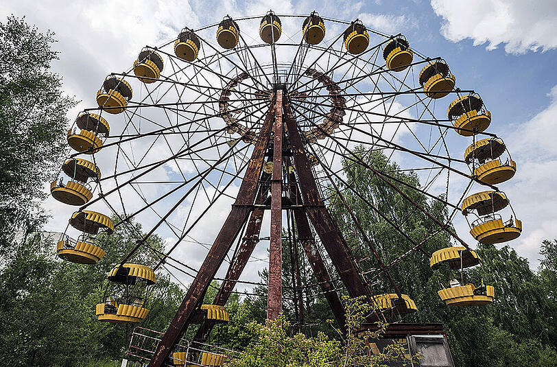 Ein für die sowjetischen Maifeierlichkeiten aufgebautetes Riesenrad.