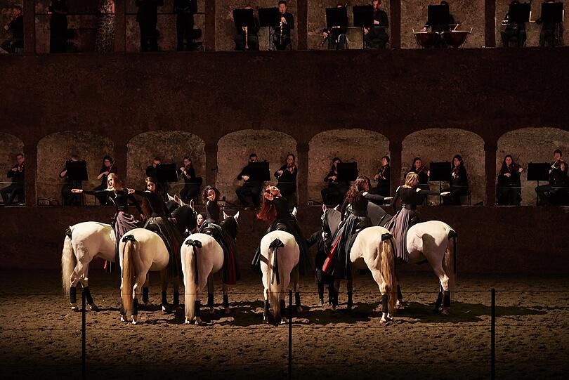 Mozarts Requiem mit der Académie du spectacle équestre aus Versailles in der Felsenreitschule.