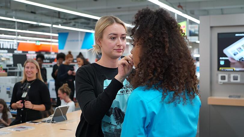 Lisa, unsere dritte Make-up-Artistin im Bunde, war stets zur Stelle, wenn hier und da nochmal nachgebessert werden musste.