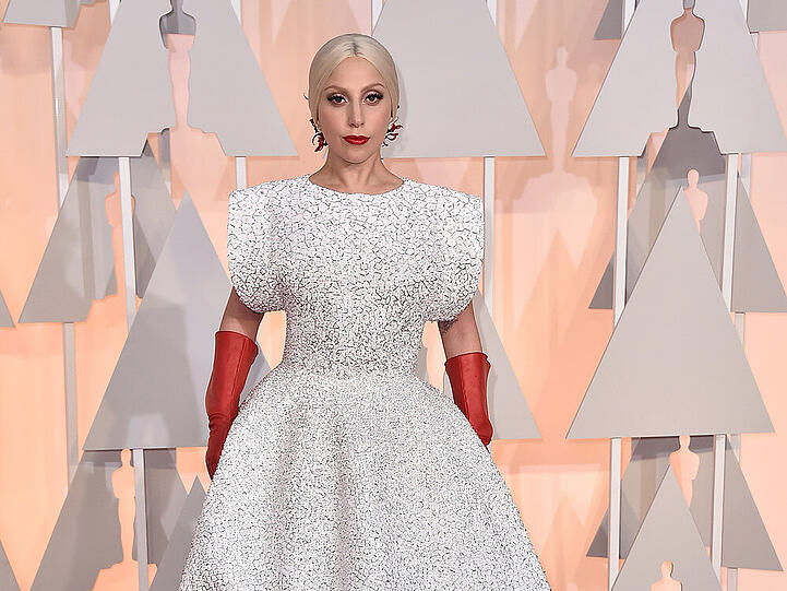 So traute sich Lady Gaga auf die Oscar-Gala: mit roten Handschuhen