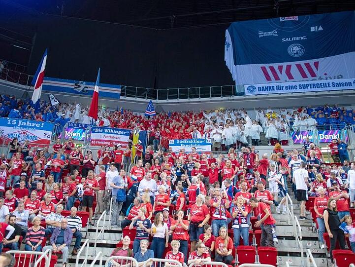 Die mitgereisten Flensburger Fans machen vor dem Spiel Stimmung im Gästeblock.