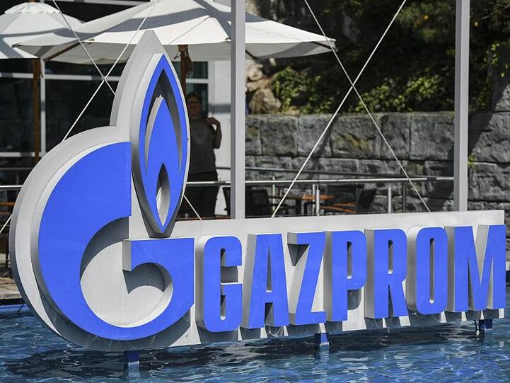 Das Logo des russischen Energielieferanten "Gazprom" in Rust.