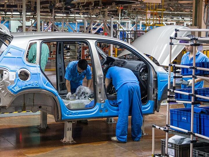 Mitarbeiter montieren im Werk der Volkswagen AG in Anting bei Shanghai einen VW Tiguan.